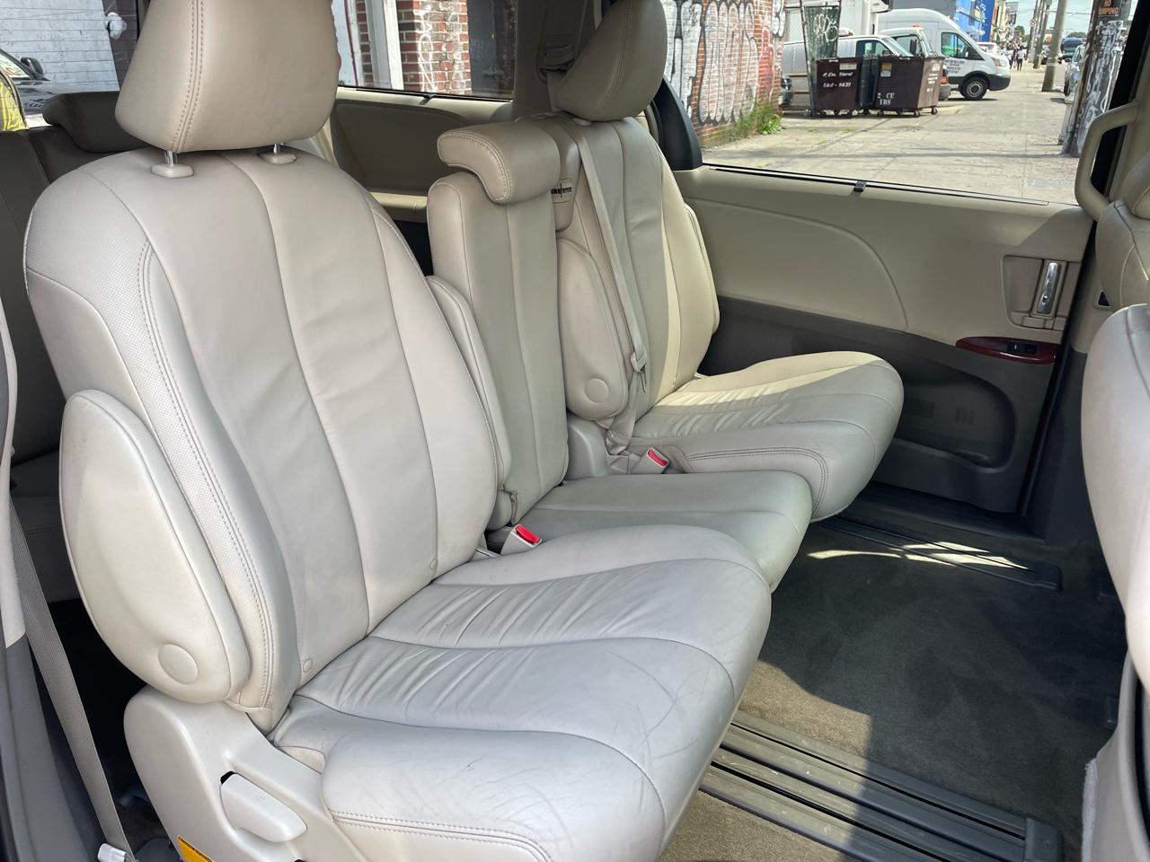Toyota Sienna XLE FWD 8-Passenger V6 2013