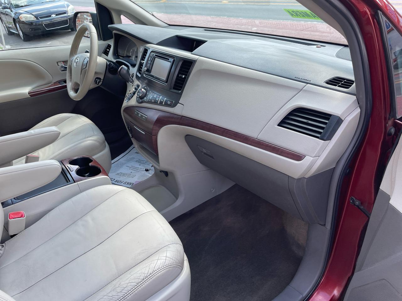 Toyota Sienna XLE FWD 8-Passenger V6 2013