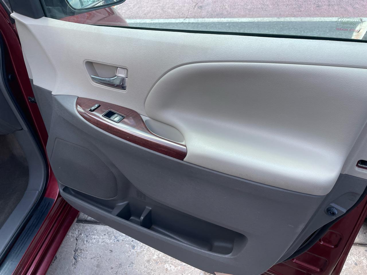 Toyota Sienna XLE FWD 8-Passenger V6 2013