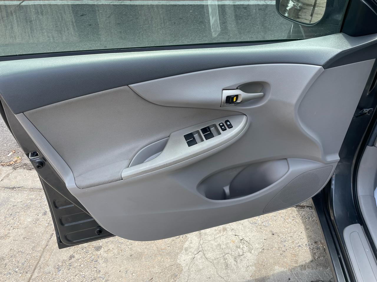 Toyota Corolla 4dr Sdn Auto LE (Natl) 2010