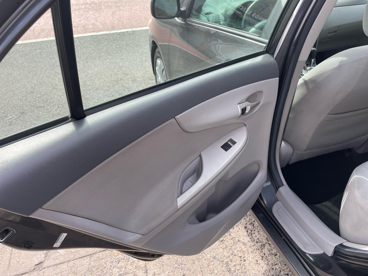 Toyota Corolla 4dr Sdn Auto LE (Natl) 2010