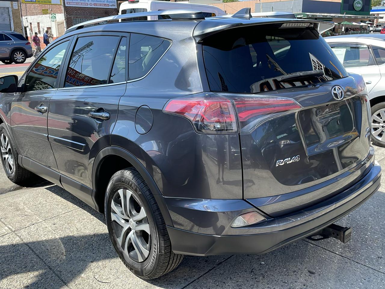 Toyota RAV4 LE AWD 2017