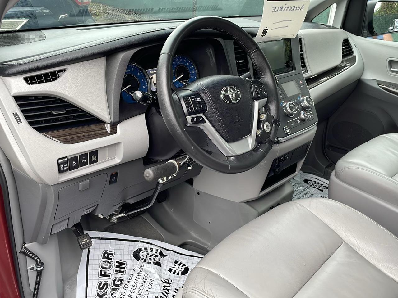 Toyota Sienna Limited Premium 7-Passenger 2017