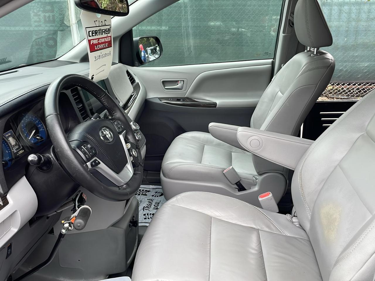 Toyota Sienna Limited Premium 7-Passenger 2017