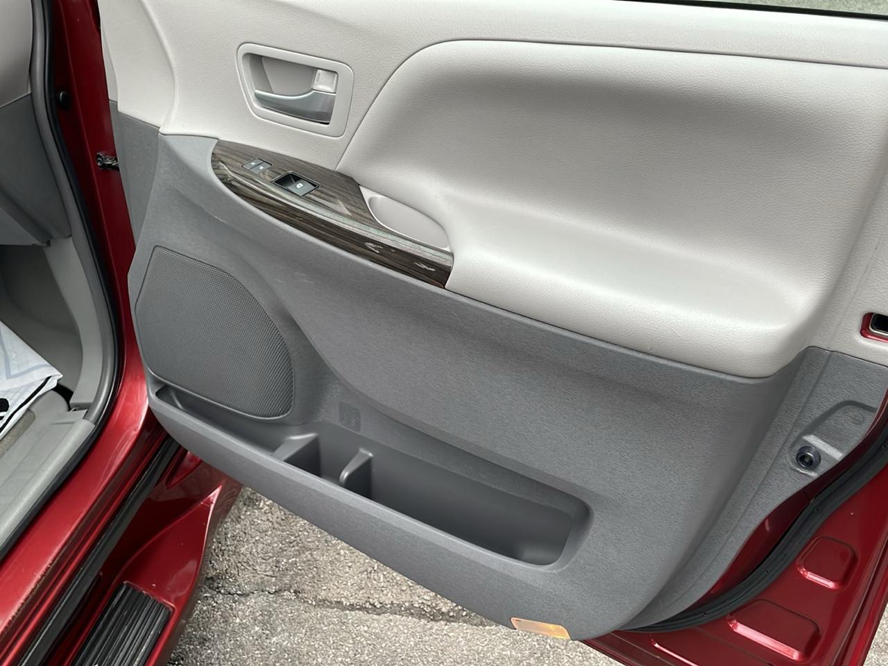 Toyota Sienna Limited Premium 7-Passenger 2017