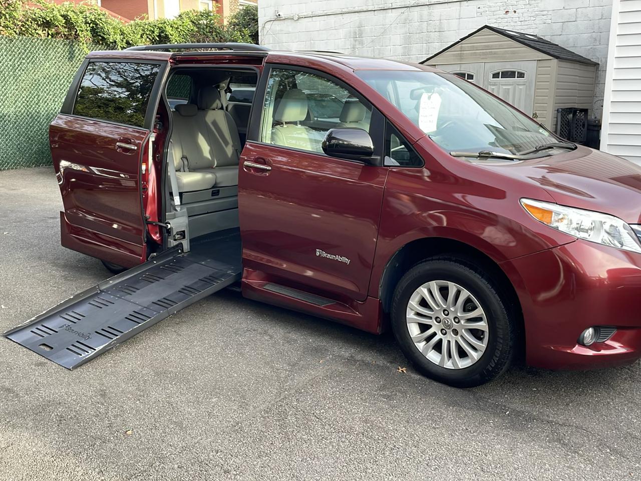Toyota Sienna Limited Premium 7-Passenger 2017