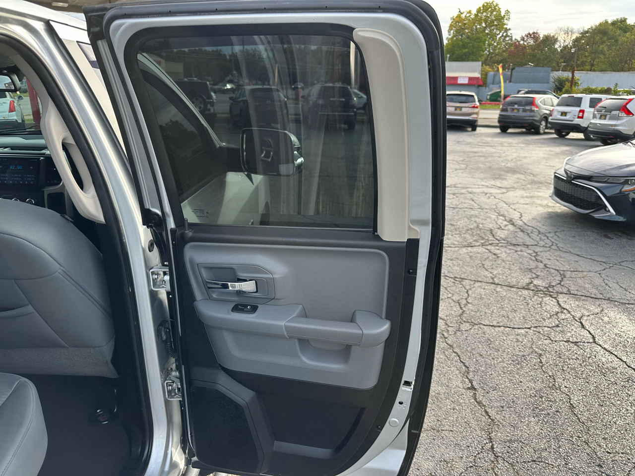 RAM 1500 4WD Quad Cab 140.5" SLT 2013 RAM 1500 4WD Quad Cab 140.5" SLT 2013
