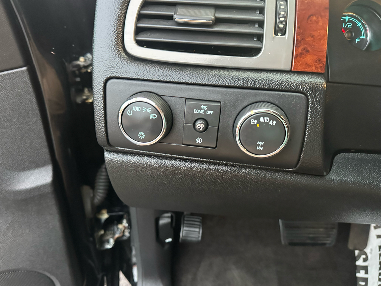 GMC Yukon 4WD 4dr 1500 SLT 2013 GMC Yukon 4WD 4dr 1500 SLT 2013