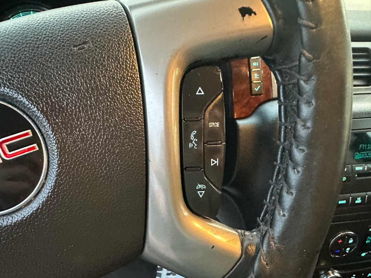 GMC Yukon 4WD 4dr 1500 SLT 2013 GMC Yukon 4WD 4dr 1500 SLT 2013