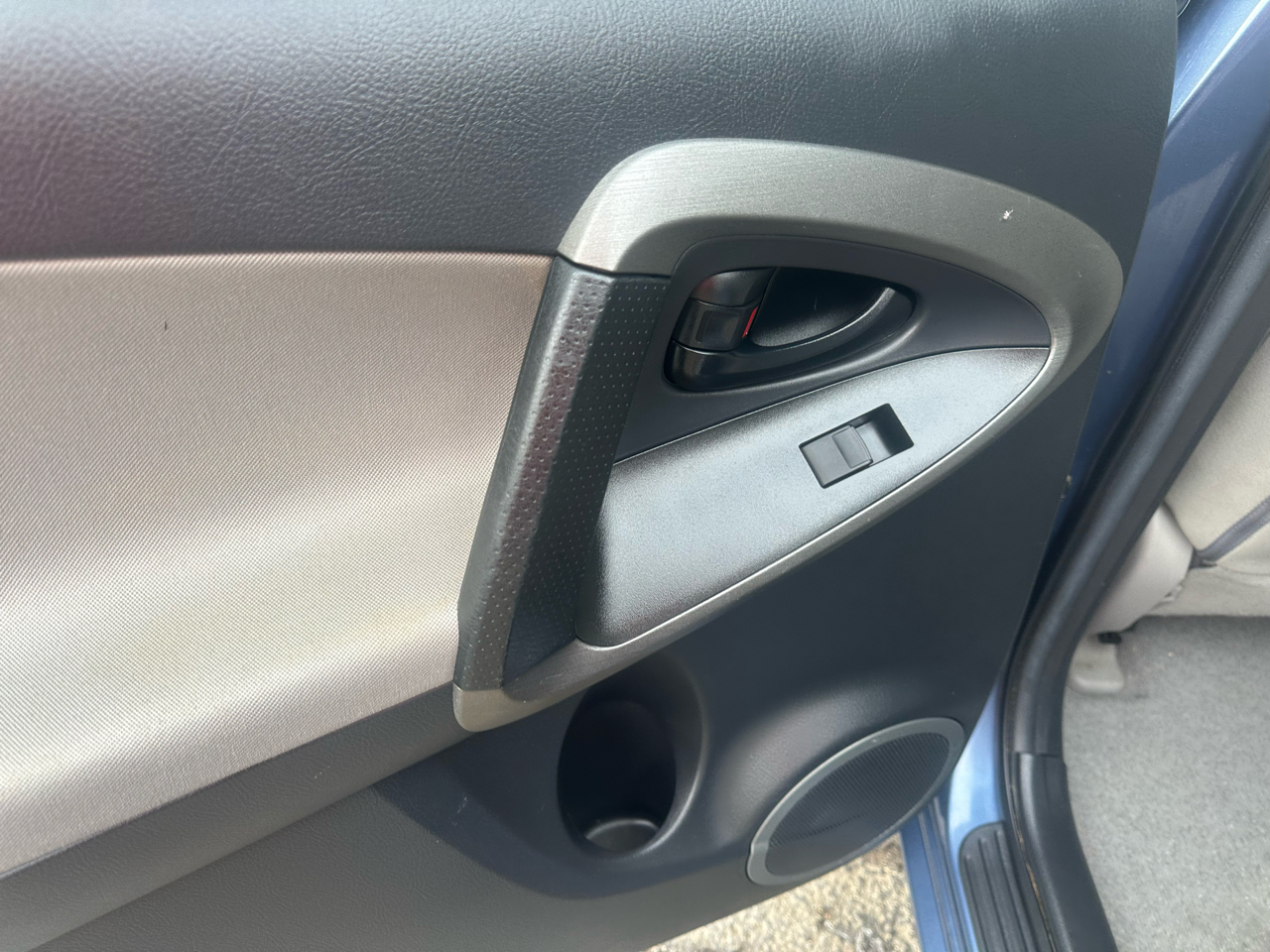 Toyota RAV4 FWD 4dr I4 (Natl) 2012