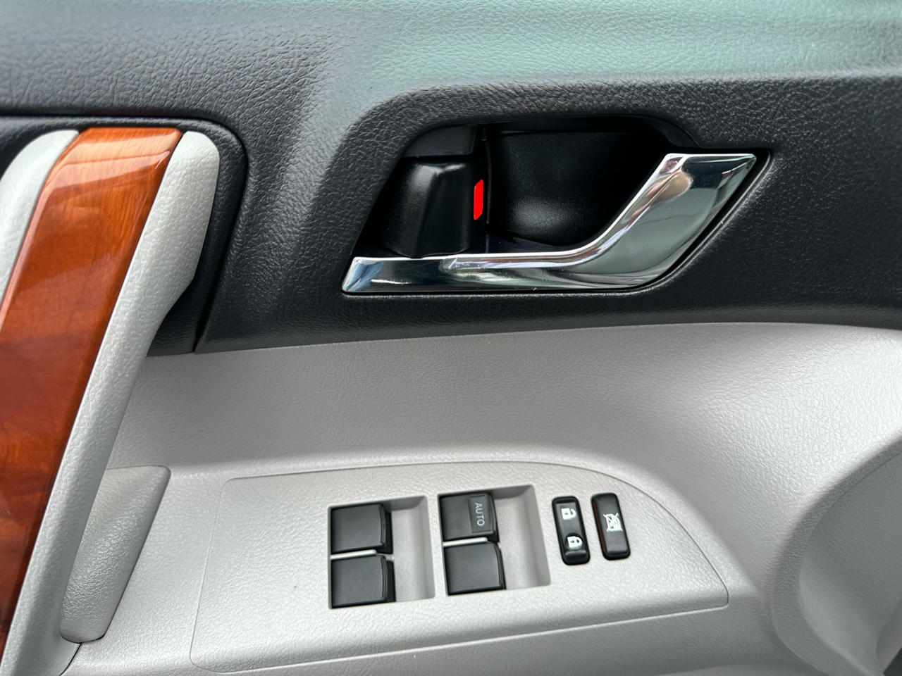 Toyota Highlander FWD 4dr V6 Limited (Natl) 2011