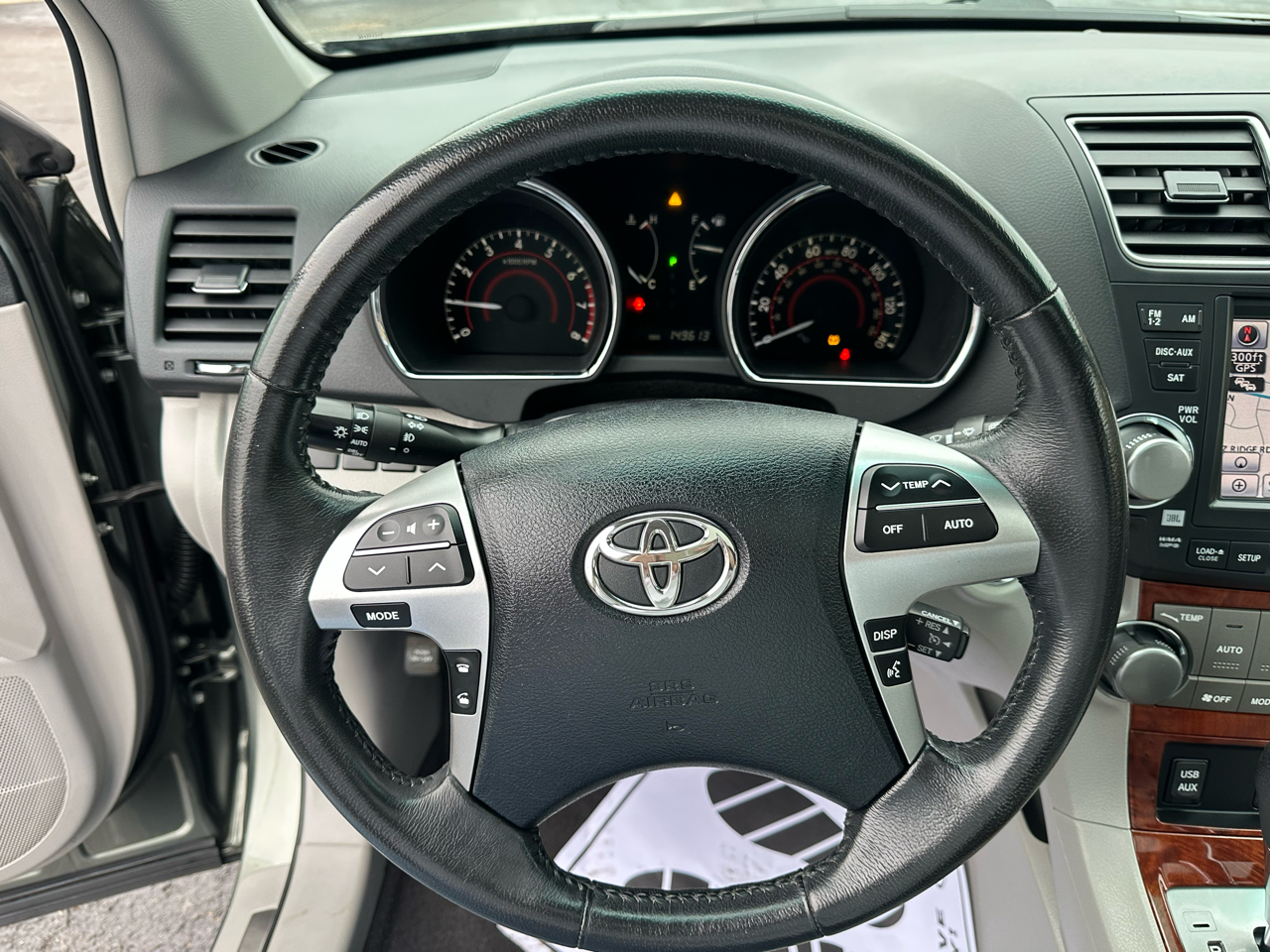 Toyota Highlander FWD 4dr V6 Limited (Natl) 2011