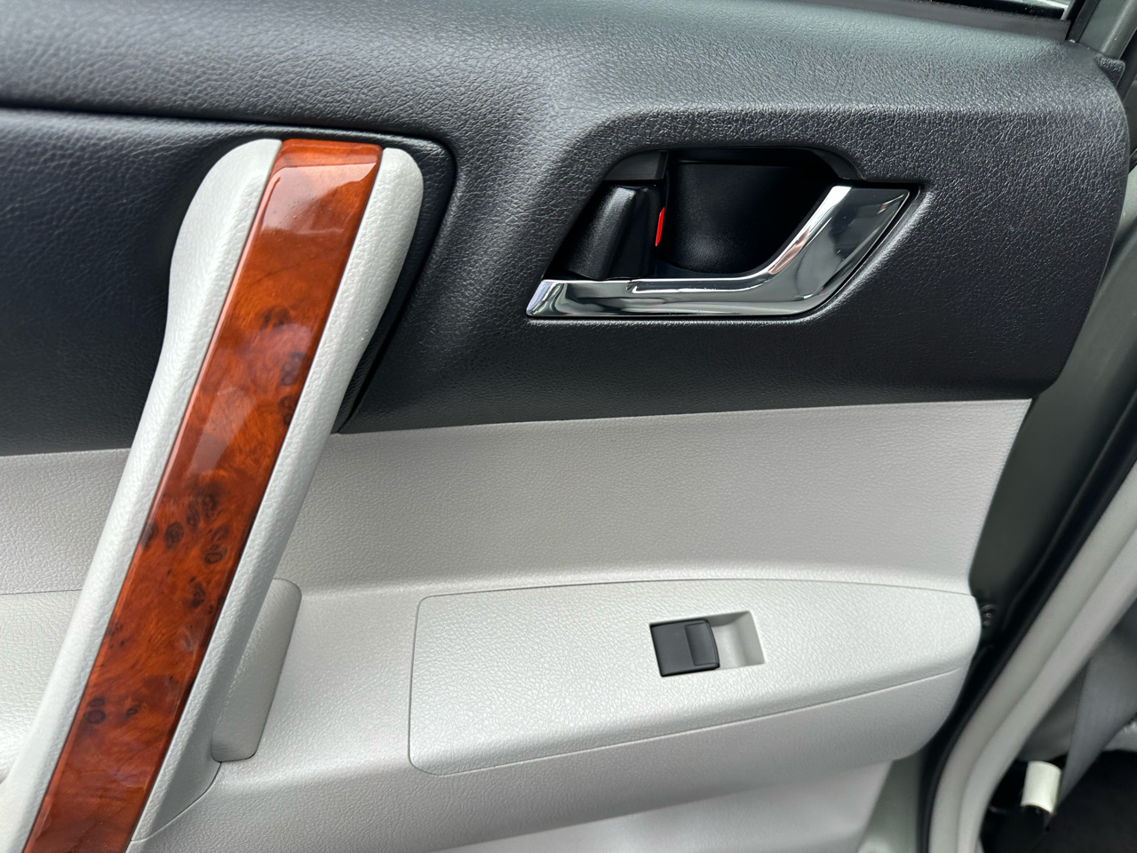 Toyota Highlander FWD 4dr V6 Limited (Natl) 2011