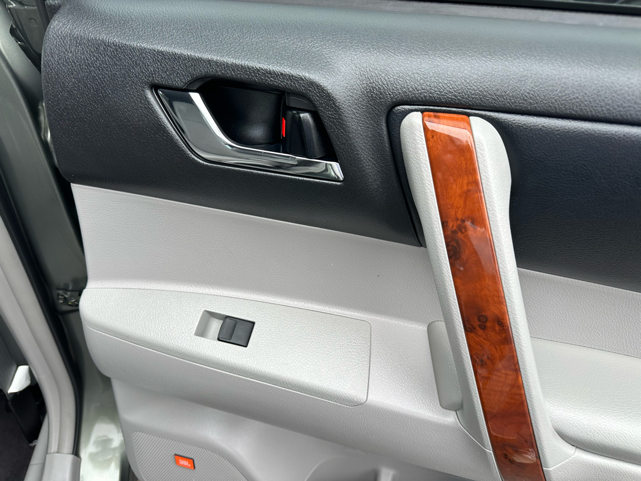 Toyota Highlander FWD 4dr V6 Limited (Natl) 2011