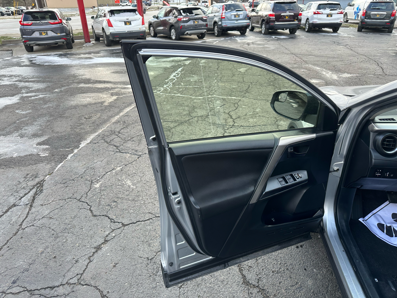 Toyota RAV4 LE AWD (Natl) 2018