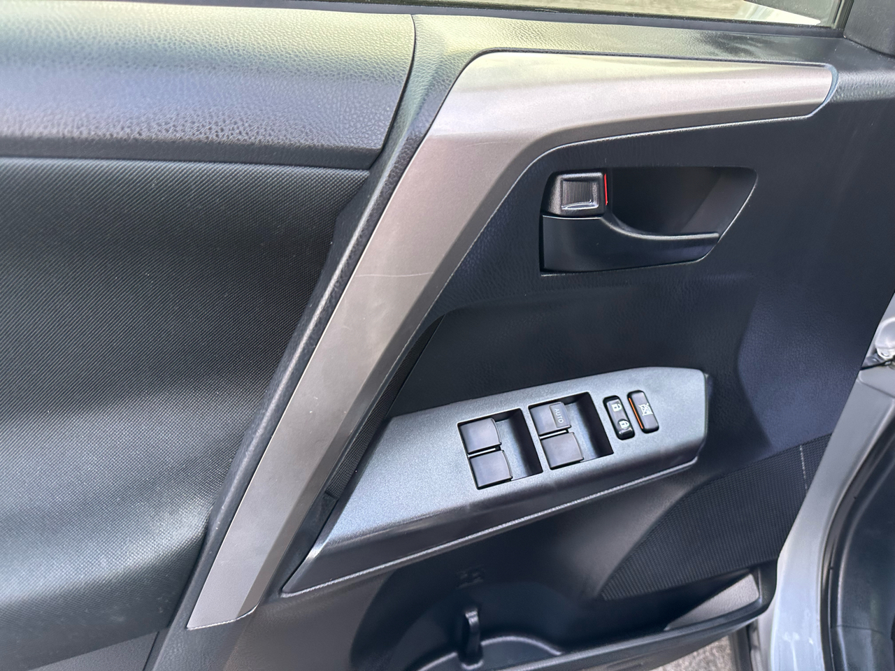 Toyota RAV4 LE AWD (Natl) 2018