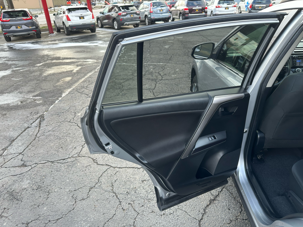 Toyota RAV4 LE AWD (Natl) 2018