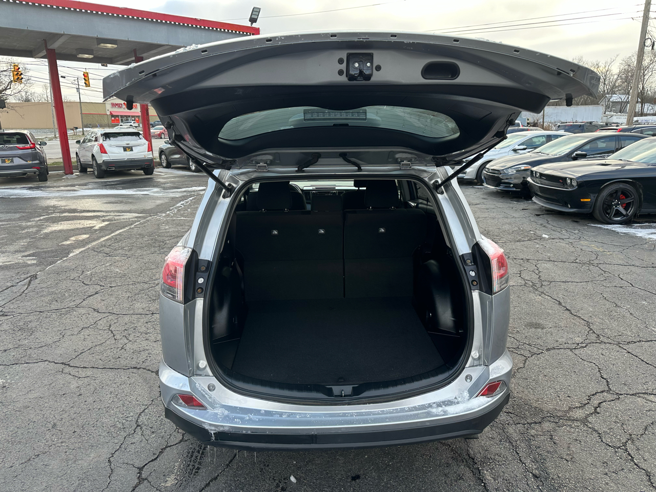 Toyota RAV4 LE AWD (Natl) 2018