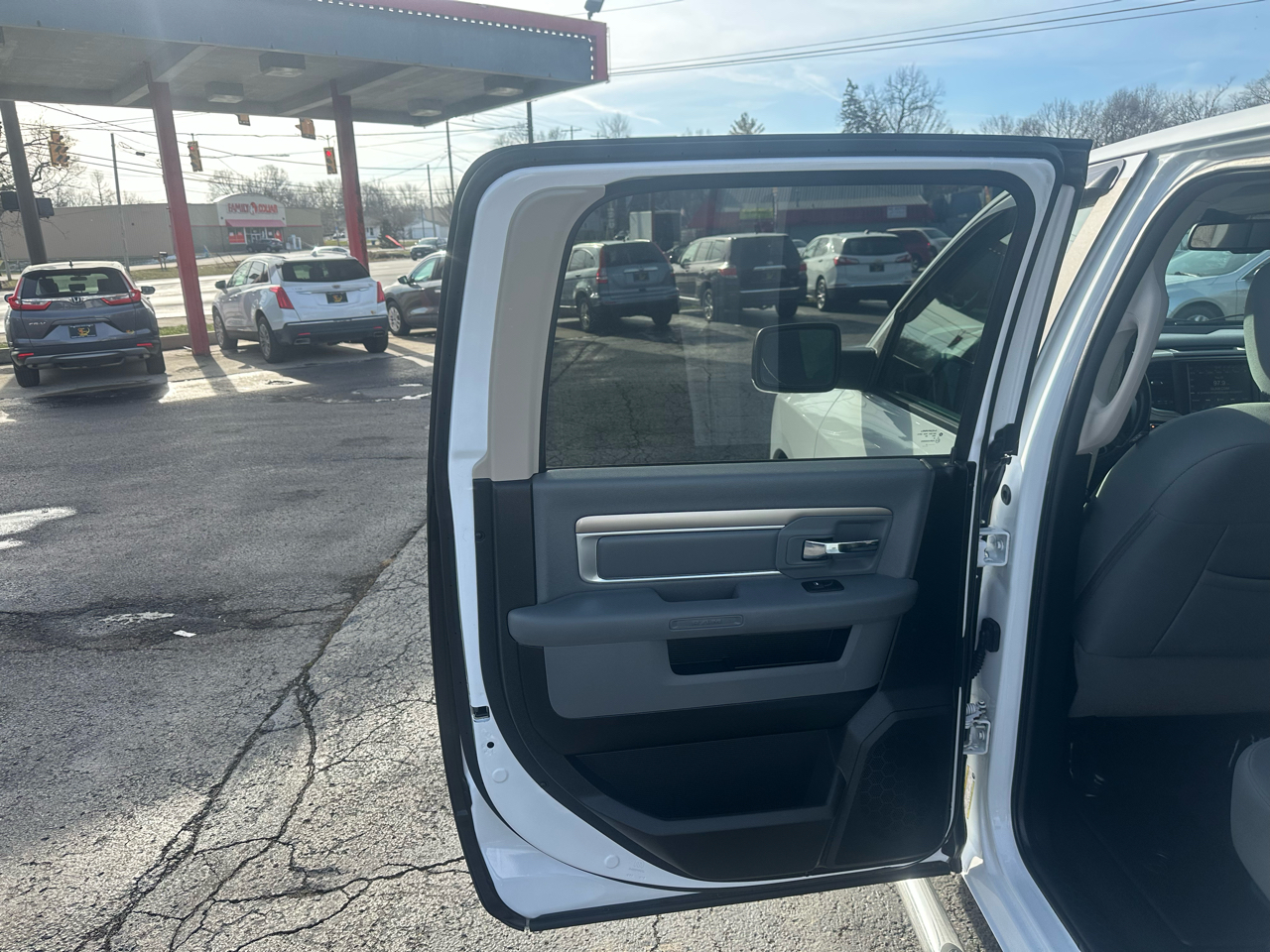 RAM 1500 Big Horn 4x4 Crew Cab 5'7" Box 2017