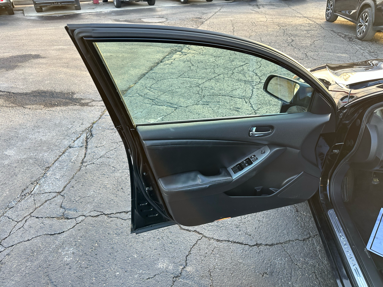 Nissan Altima 4dr Sdn V6 CVT 3.5 SR 2011