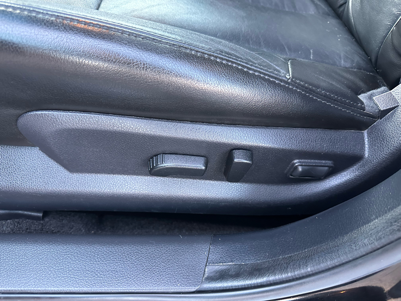 Nissan Altima 4dr Sdn V6 CVT 3.5 SR 2011