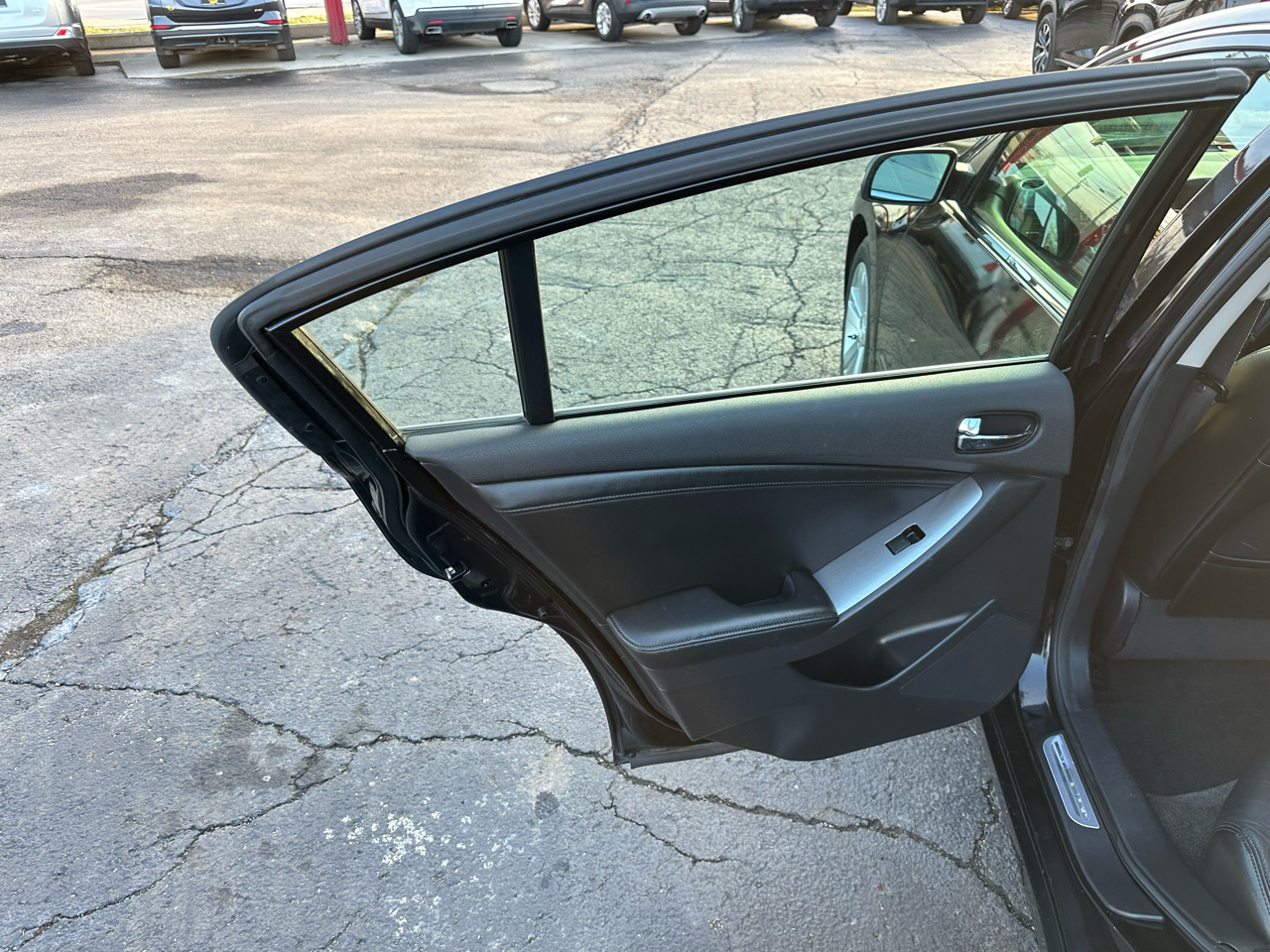 Nissan Altima 4dr Sdn V6 CVT 3.5 SR 2011