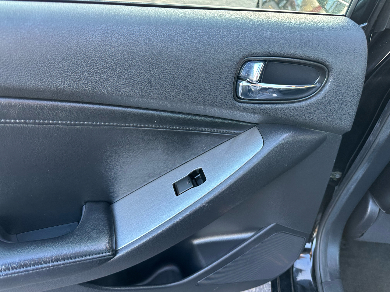 Nissan Altima 4dr Sdn V6 CVT 3.5 SR 2011