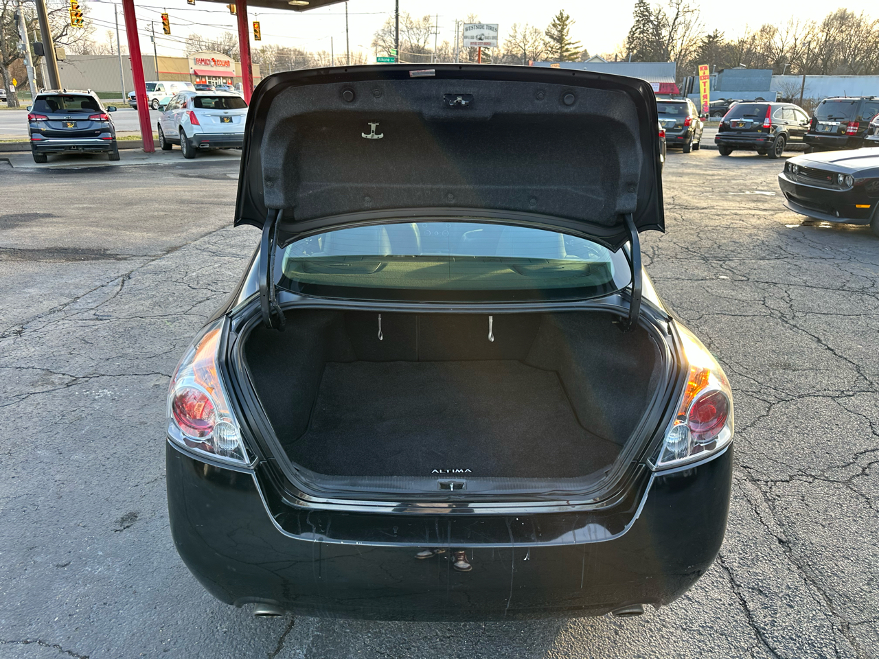 Nissan Altima 4dr Sdn V6 CVT 3.5 SR 2011