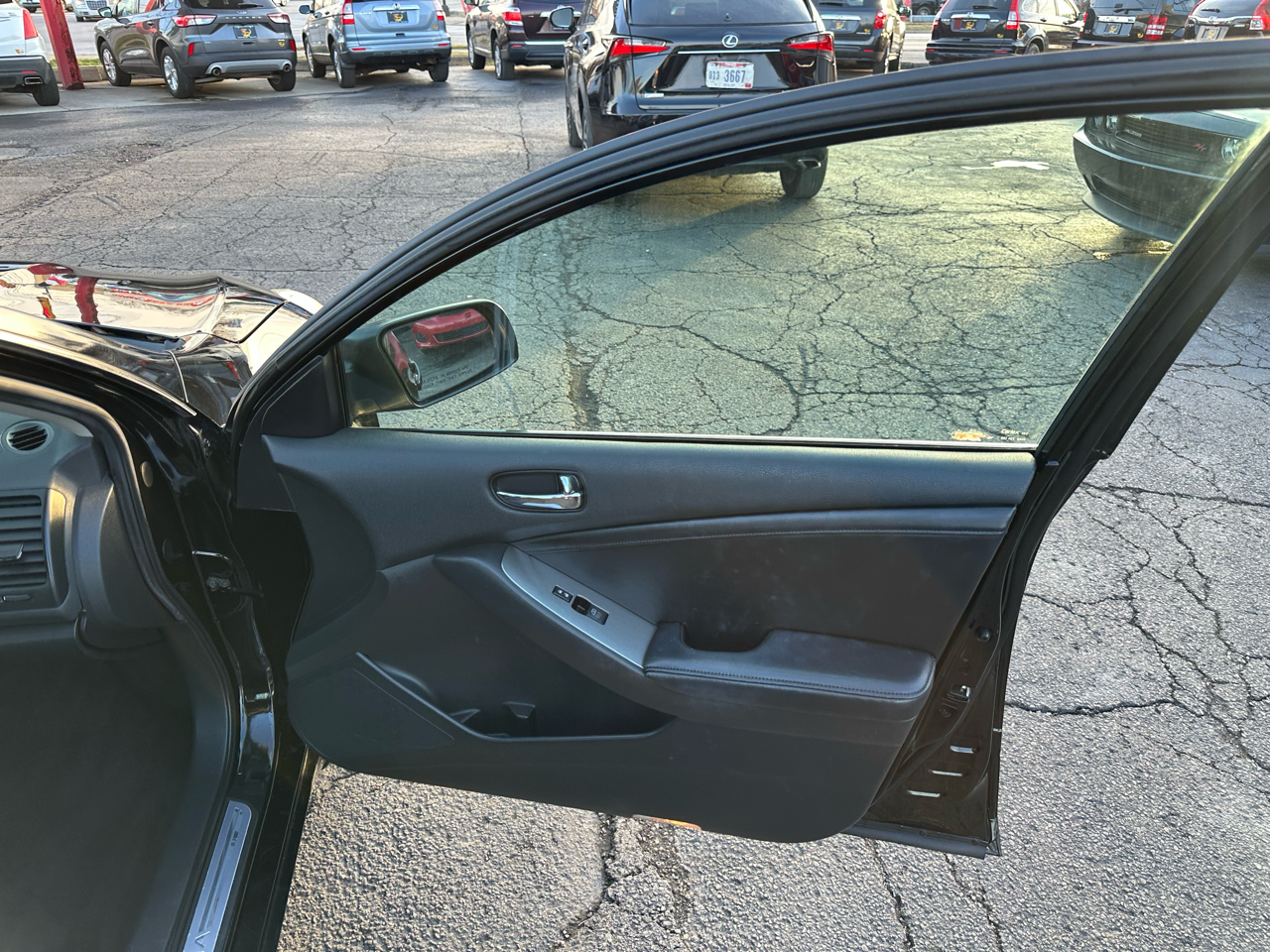 Nissan Altima 4dr Sdn V6 CVT 3.5 SR 2011