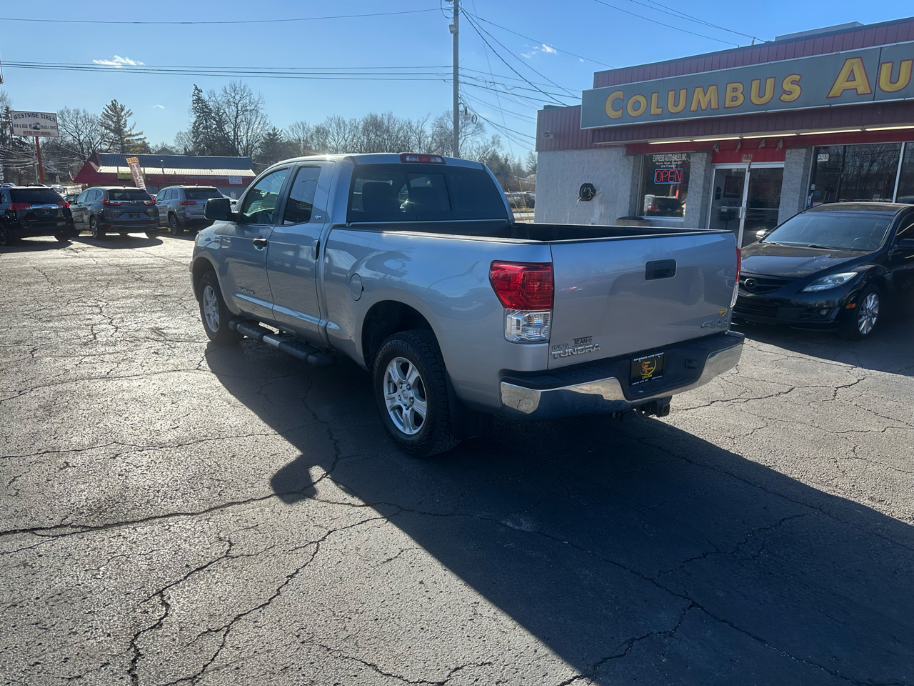 Toyota Tundra 4WD Truck Dbl 5.7L V8 6-Spd AT SR5 (Natl 2011