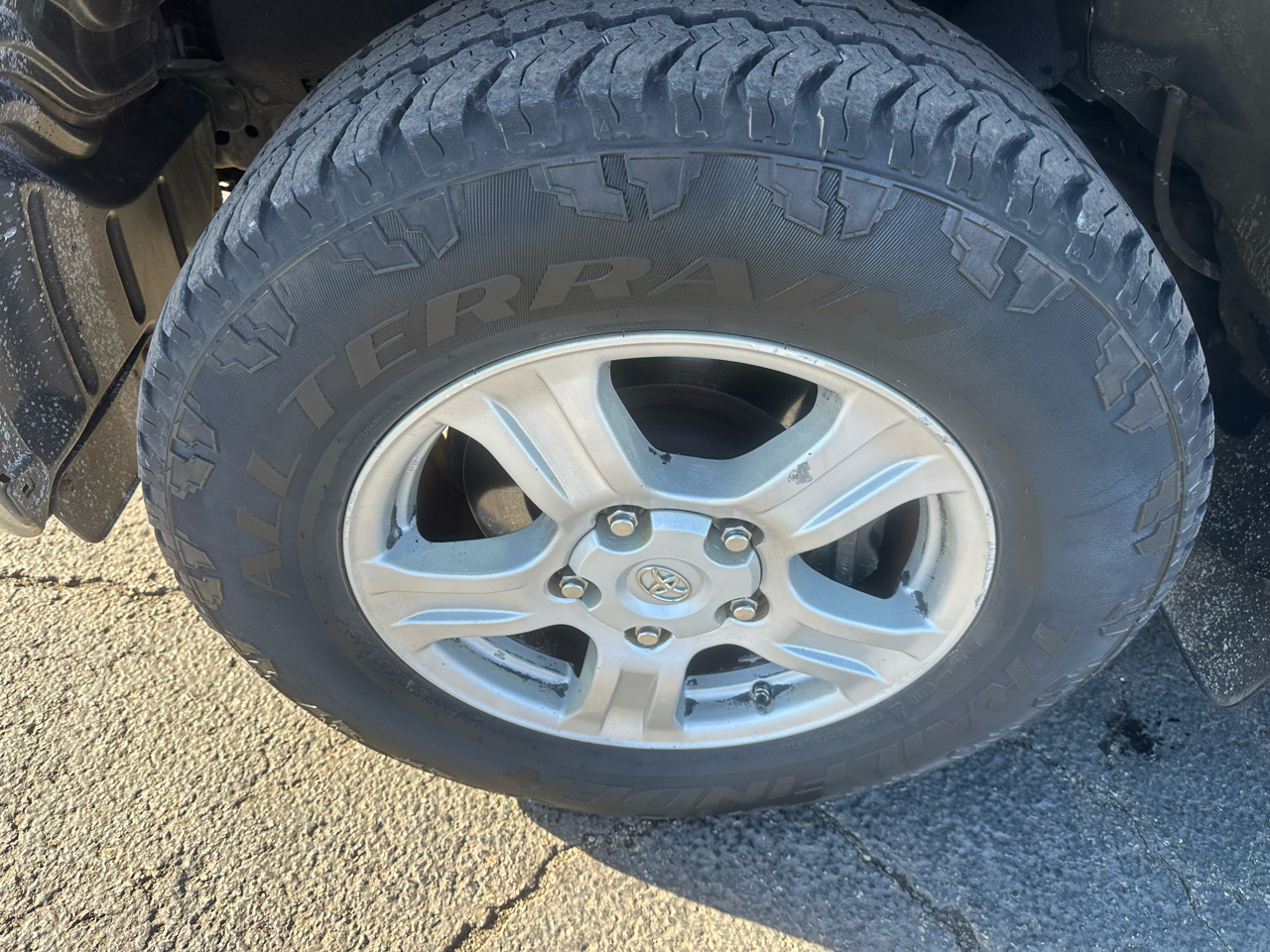 Toyota Tundra 4WD Truck Dbl 5.7L V8 6-Spd AT SR5 (Natl 2011