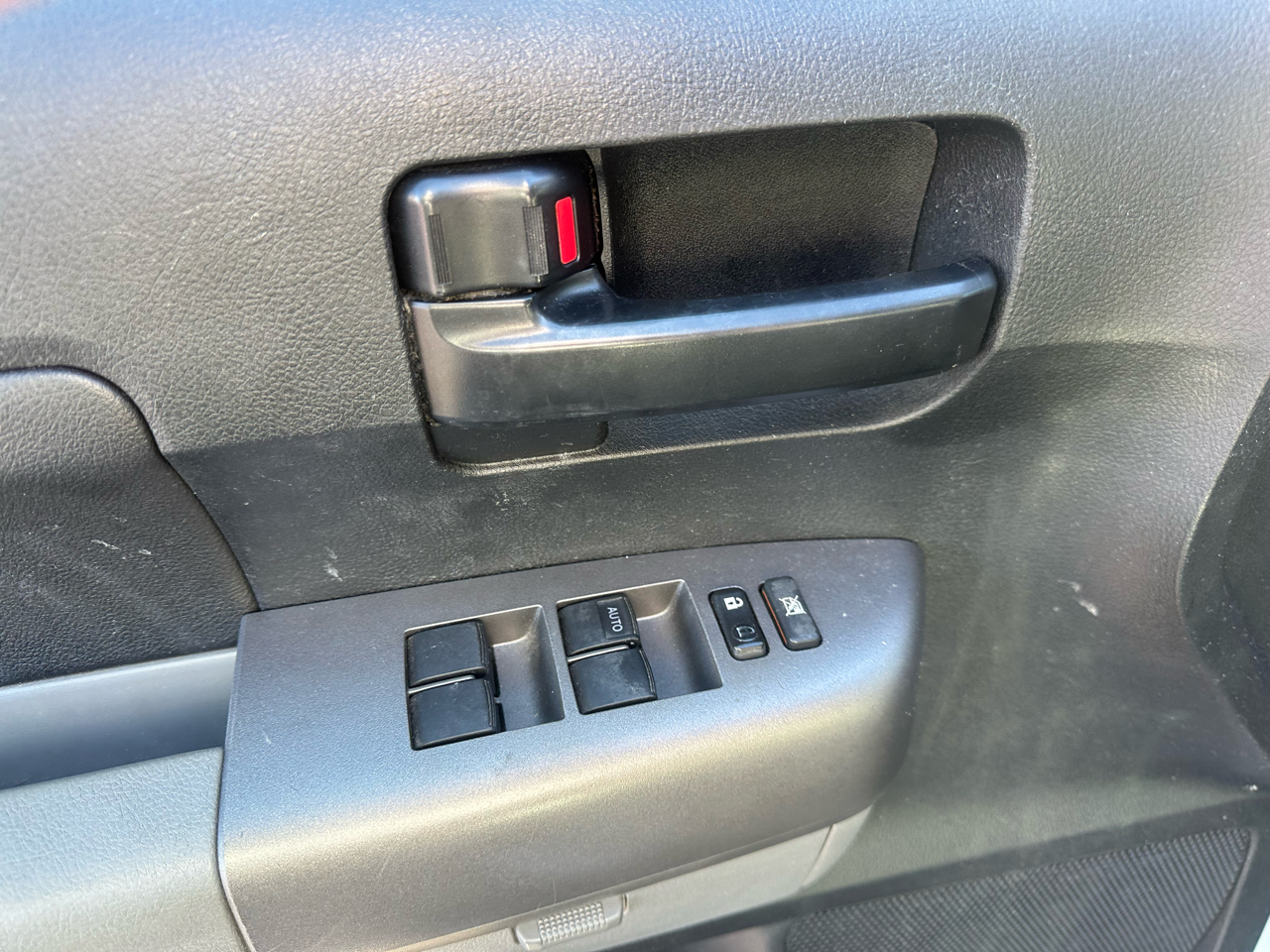 Toyota Tundra 4WD Truck Dbl 5.7L V8 6-Spd AT SR5 (Natl 2011