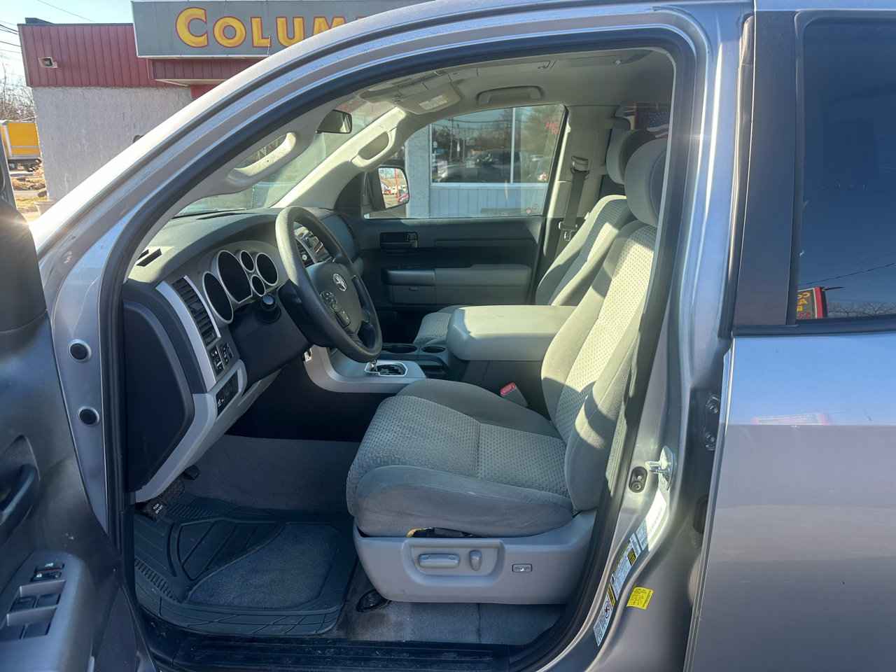 Toyota Tundra 4WD Truck Dbl 5.7L V8 6-Spd AT SR5 (Natl 2011