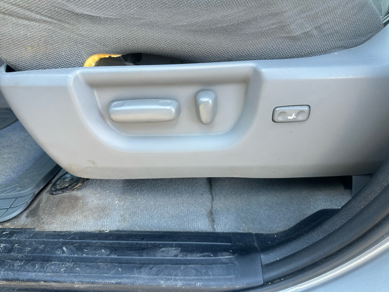 Toyota Tundra 4WD Truck Dbl 5.7L V8 6-Spd AT SR5 (Natl 2011