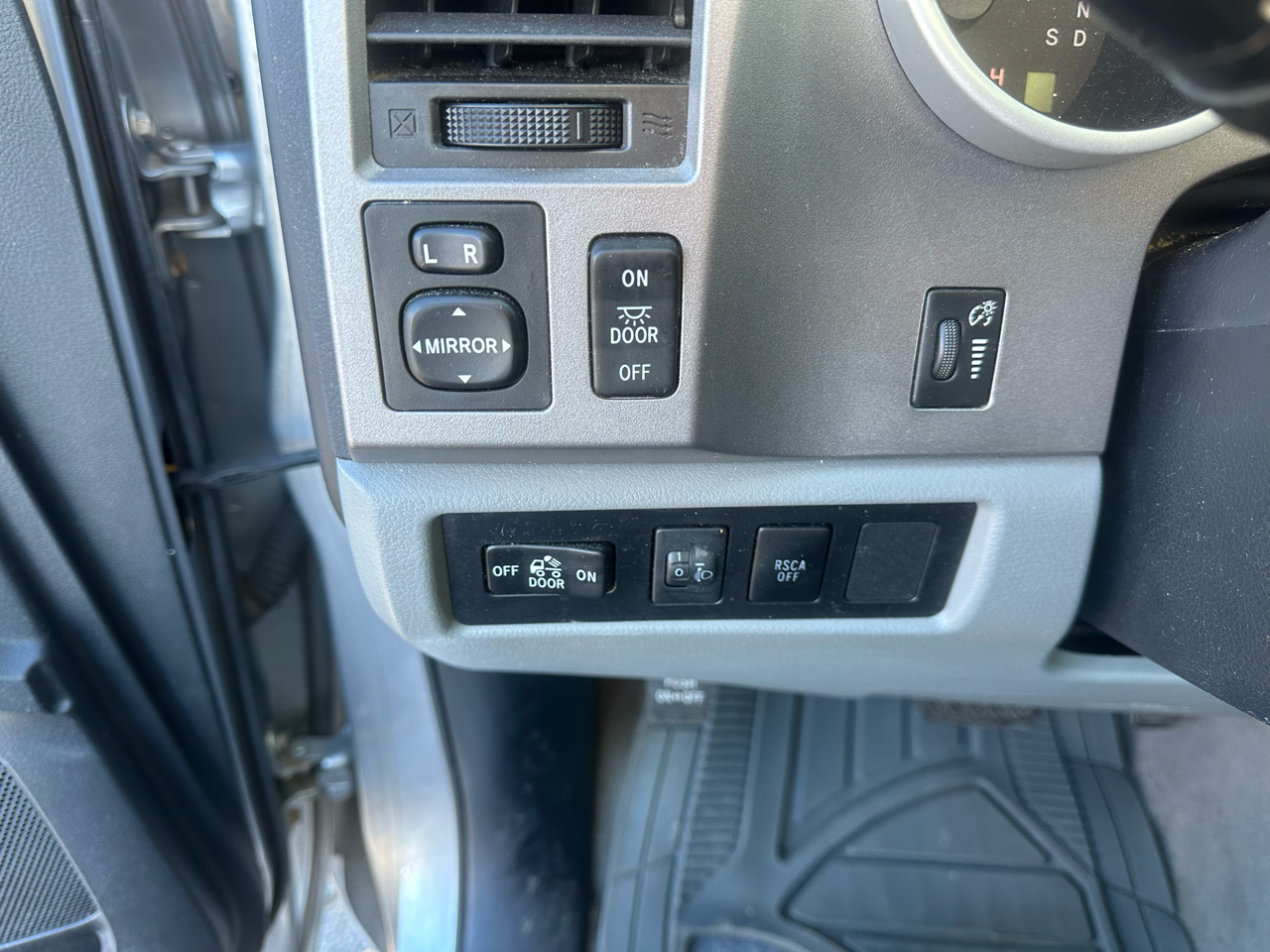 Toyota Tundra 4WD Truck Dbl 5.7L V8 6-Spd AT SR5 (Natl 2011