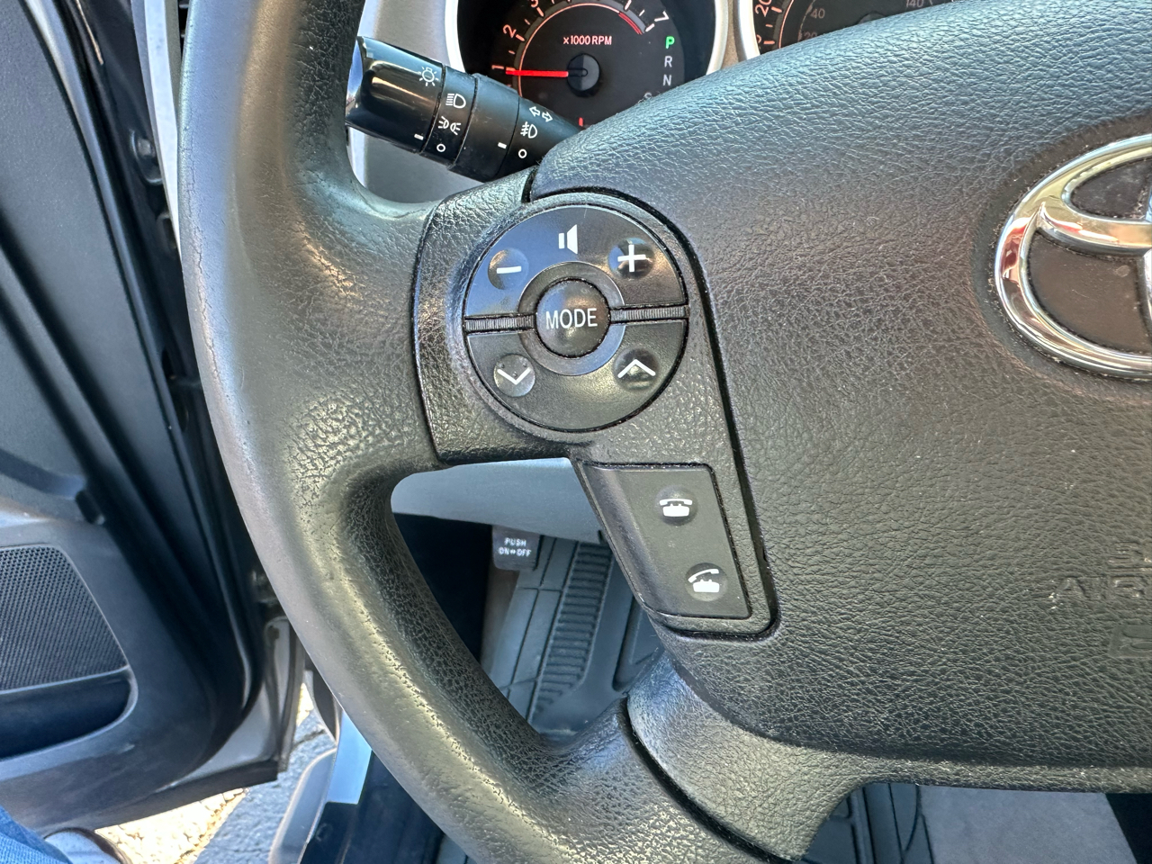 Toyota Tundra 4WD Truck Dbl 5.7L V8 6-Spd AT SR5 (Natl 2011