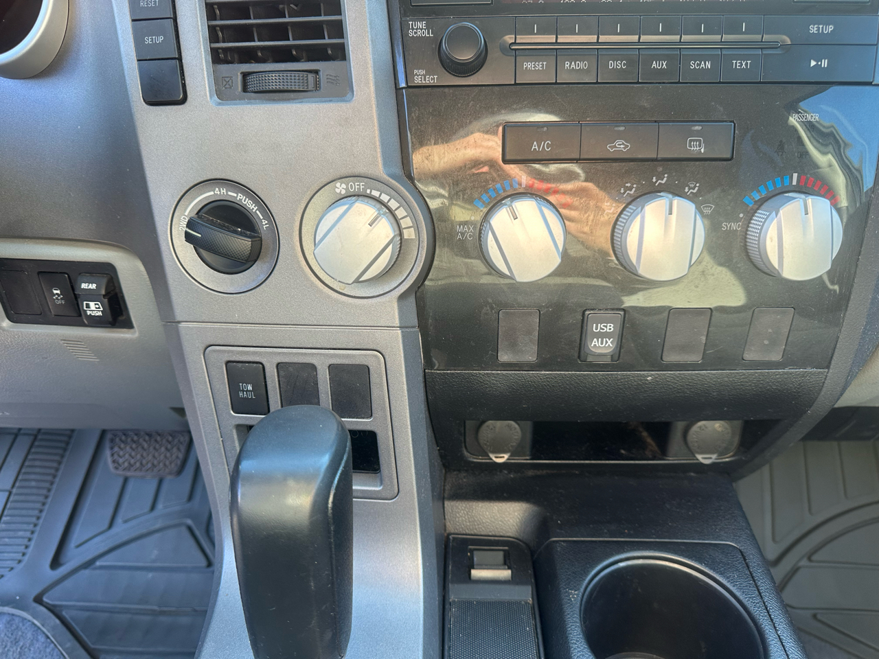 Toyota Tundra 4WD Truck Dbl 5.7L V8 6-Spd AT SR5 (Natl 2011