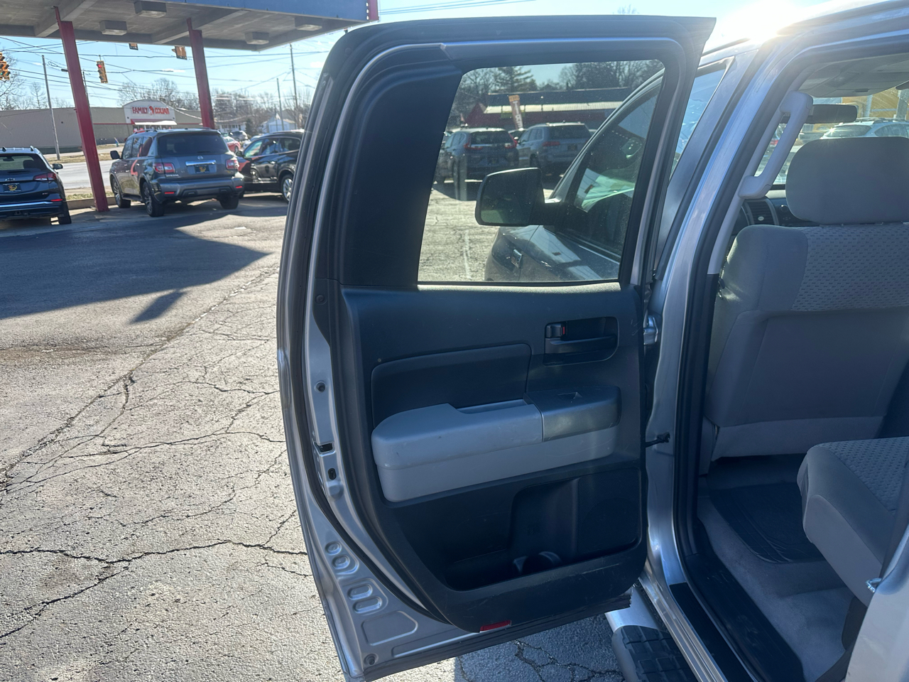 Toyota Tundra 4WD Truck Dbl 5.7L V8 6-Spd AT SR5 (Natl 2011