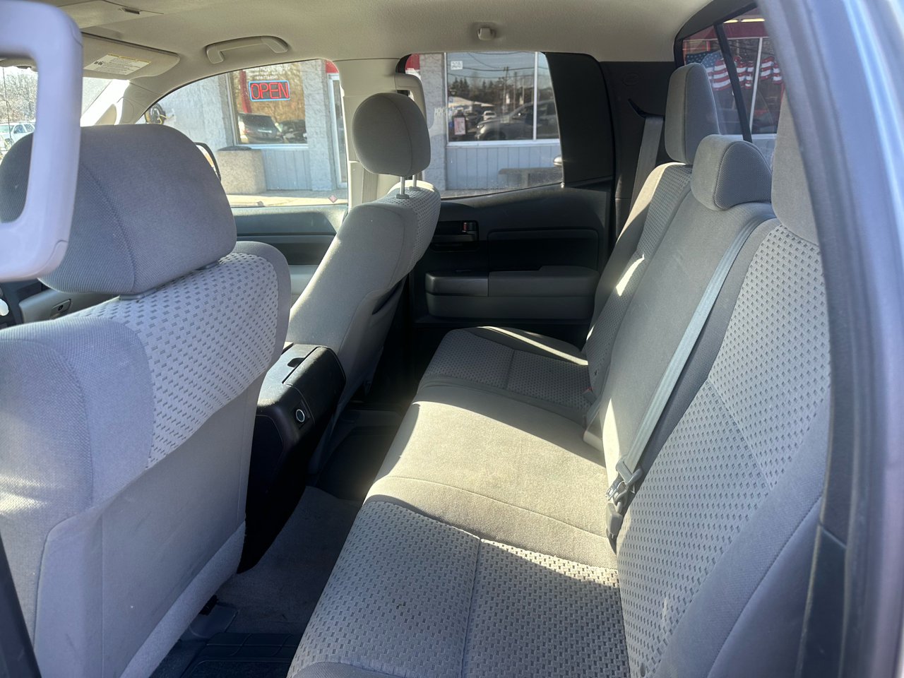 Toyota Tundra 4WD Truck Dbl 5.7L V8 6-Spd AT SR5 (Natl 2011