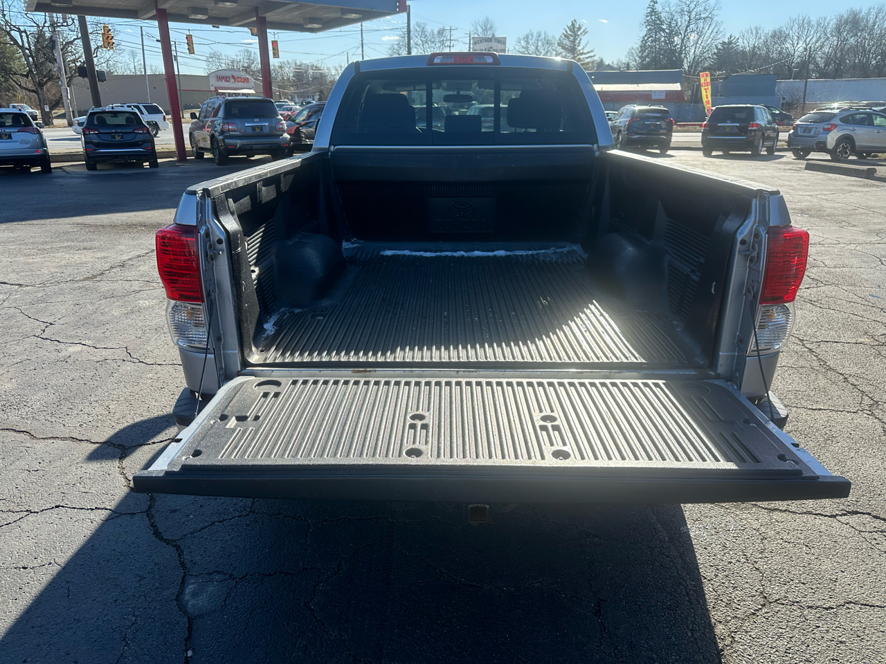 Toyota Tundra 4WD Truck Dbl 5.7L V8 6-Spd AT SR5 (Natl 2011