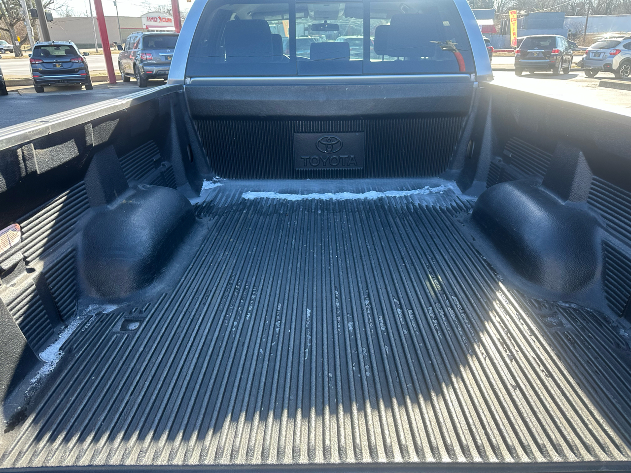 Toyota Tundra 4WD Truck Dbl 5.7L V8 6-Spd AT SR5 (Natl 2011