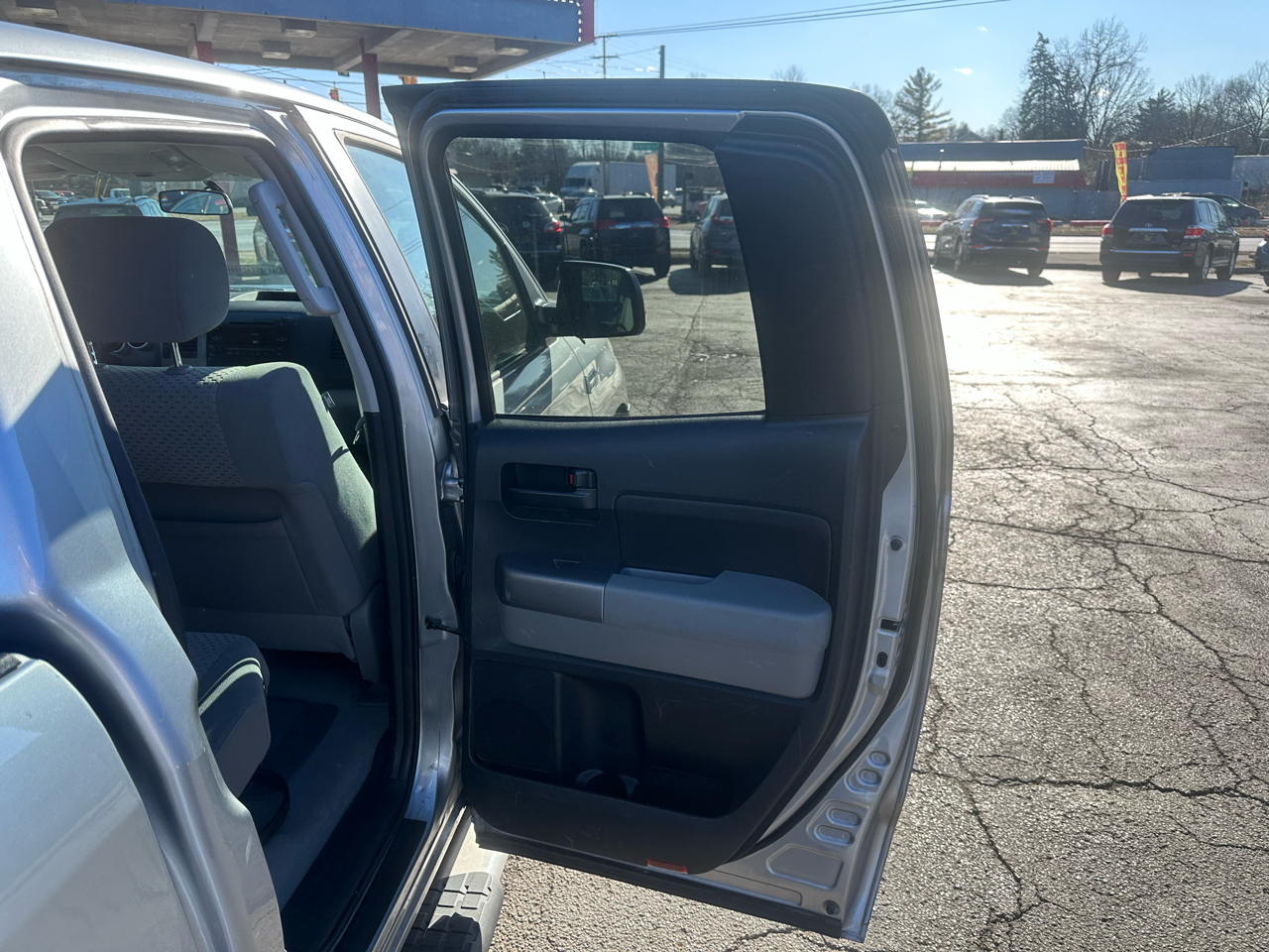 Toyota Tundra 4WD Truck Dbl 5.7L V8 6-Spd AT SR5 (Natl 2011