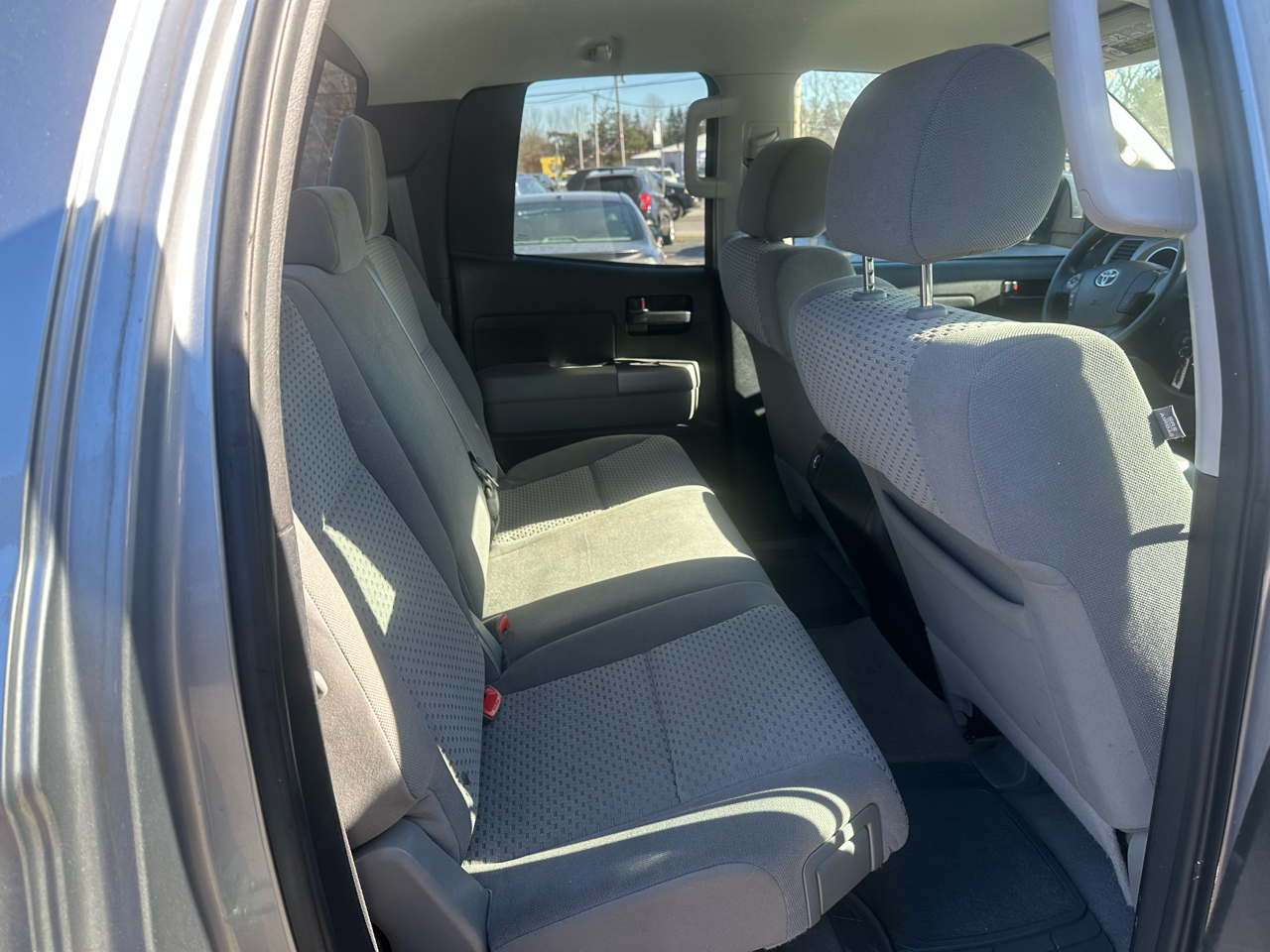 Toyota Tundra 4WD Truck Dbl 5.7L V8 6-Spd AT SR5 (Natl 2011