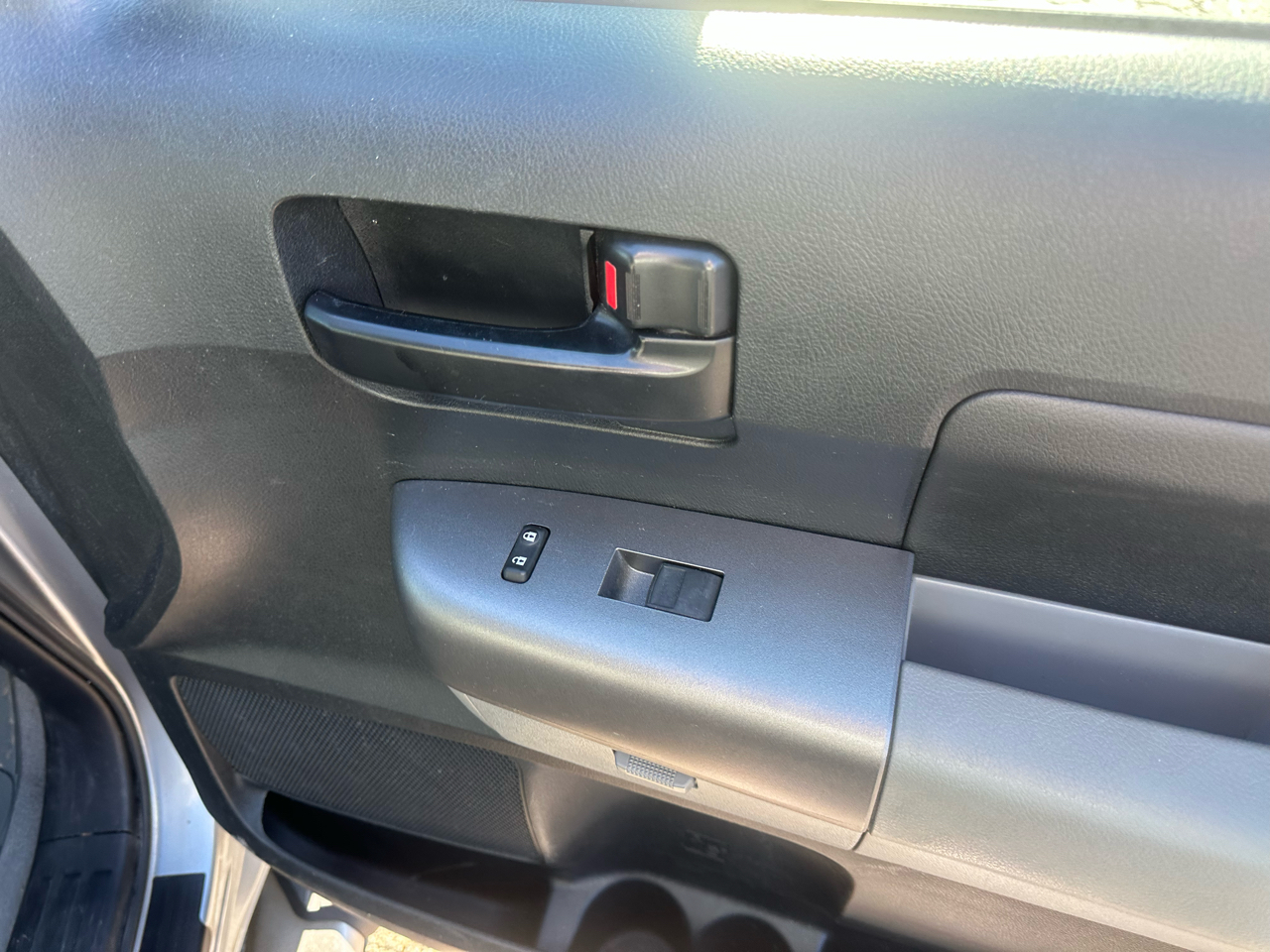 Toyota Tundra 4WD Truck Dbl 5.7L V8 6-Spd AT SR5 (Natl 2011