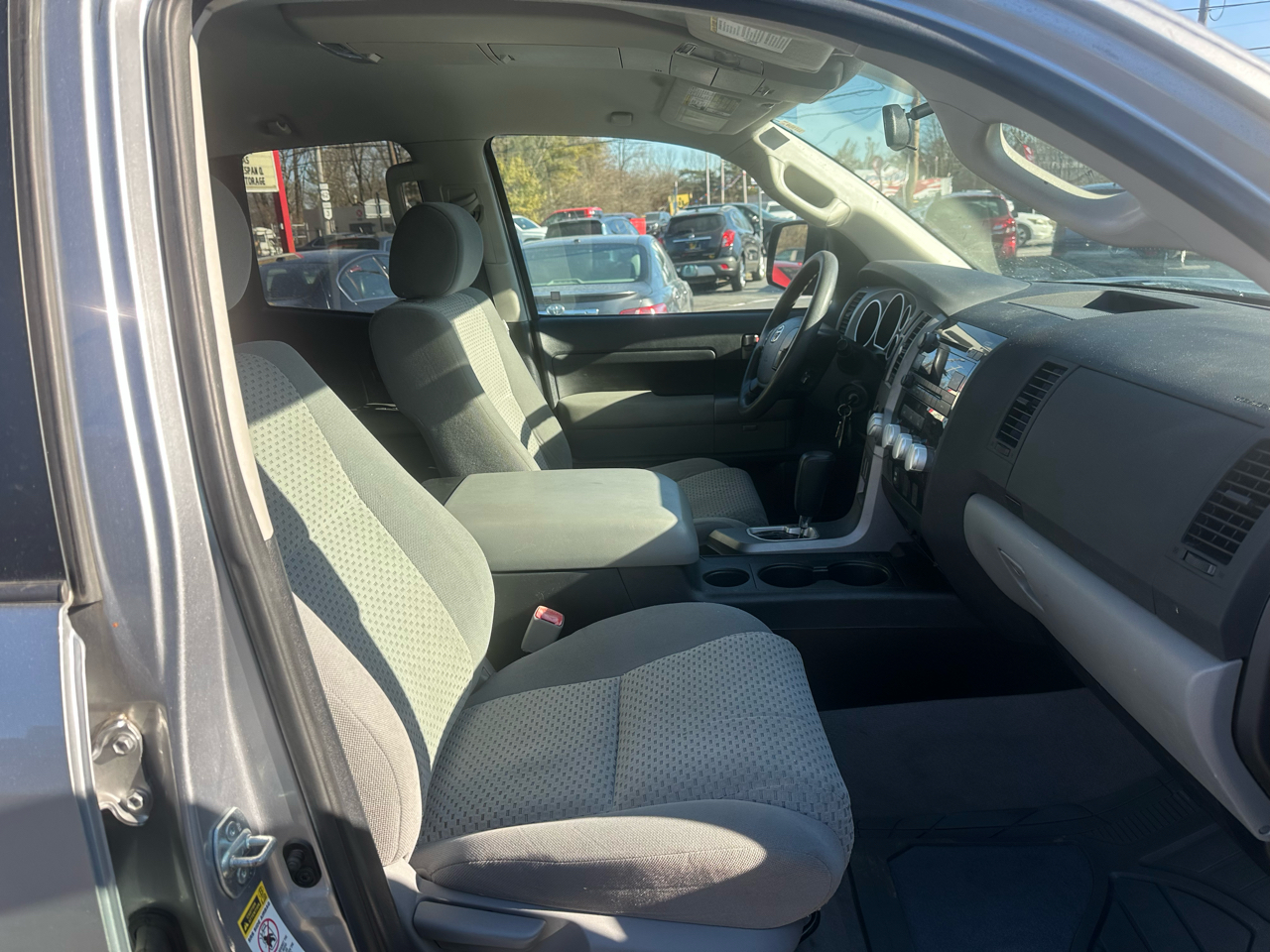 Toyota Tundra 4WD Truck Dbl 5.7L V8 6-Spd AT SR5 (Natl 2011