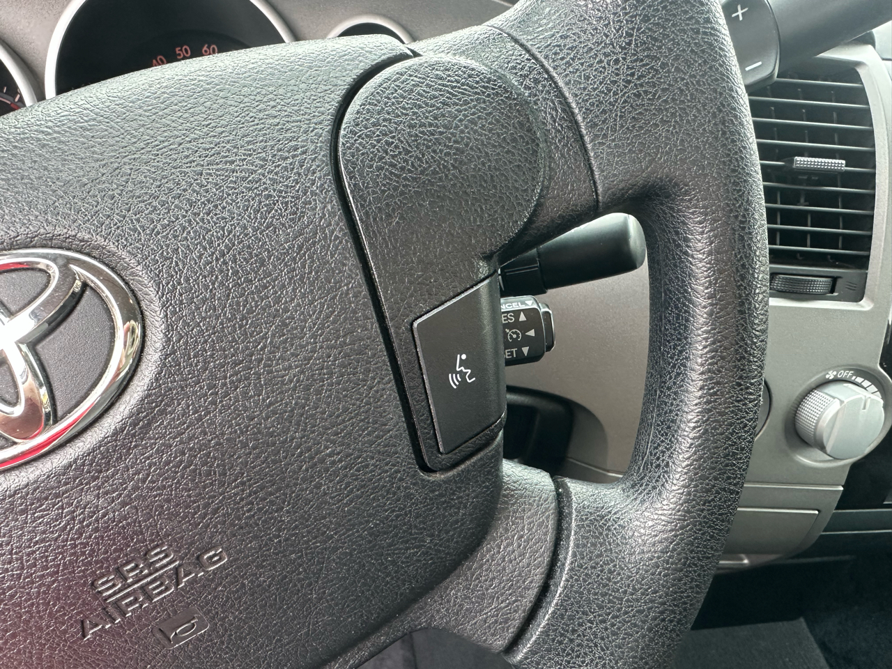 Toyota Tundra 4WD Truck Dbl 4.6L V8 6-Spd AT (Natl) 2010