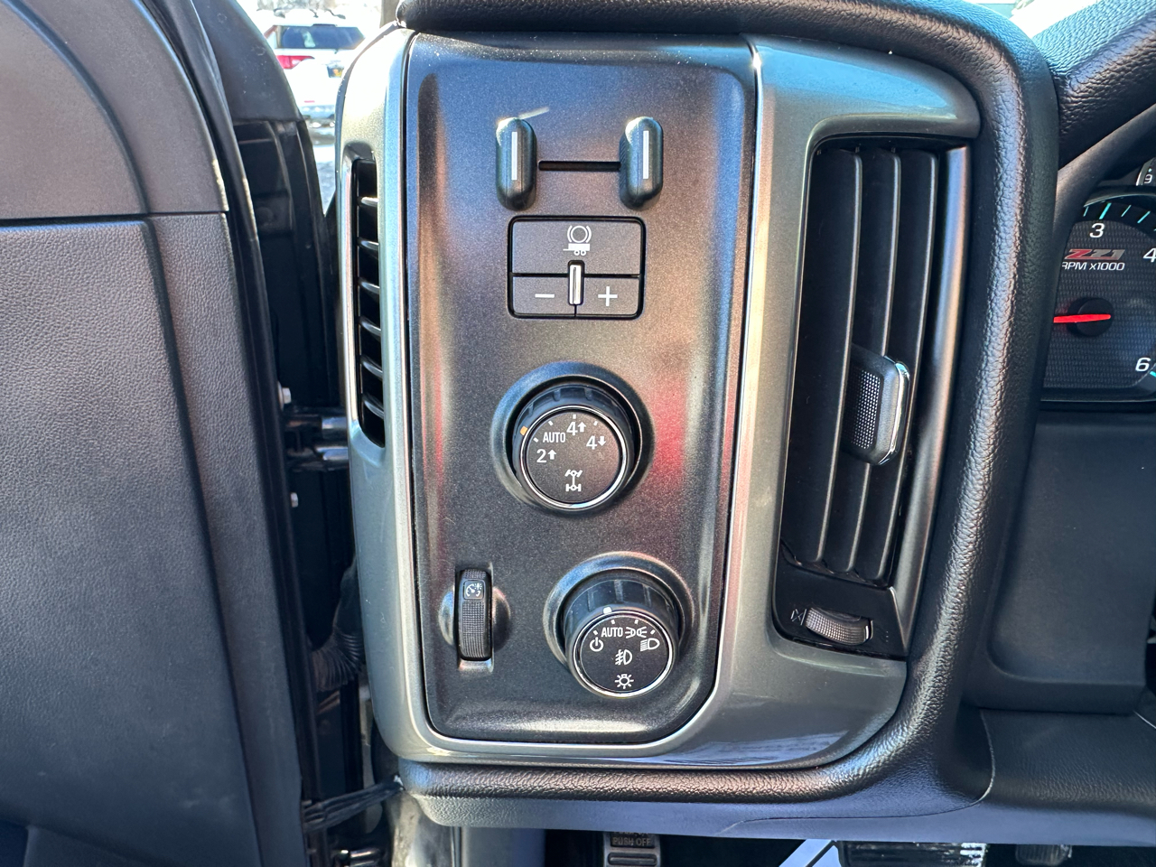 Chevrolet Silverado 1500 4WD Crew Cab 143.5" LT w/2LT 2015