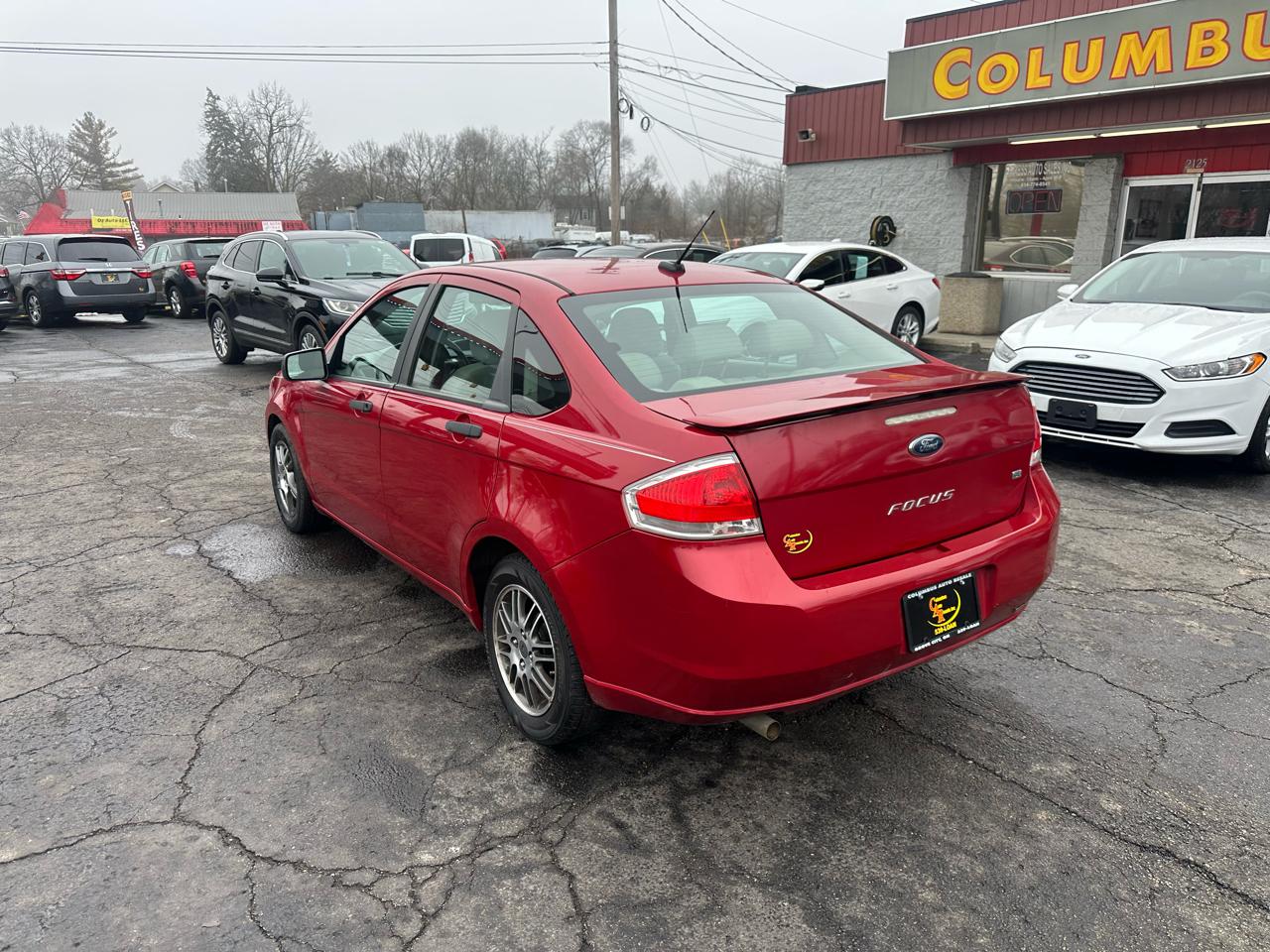 Ford Focus 4dr Sdn SE 2010