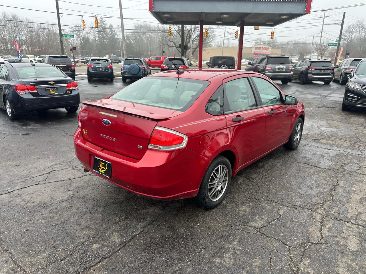 Ford Focus 4dr Sdn SE 2010