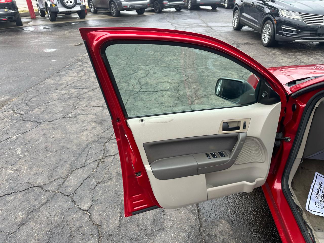 Ford Focus 4dr Sdn SE 2010